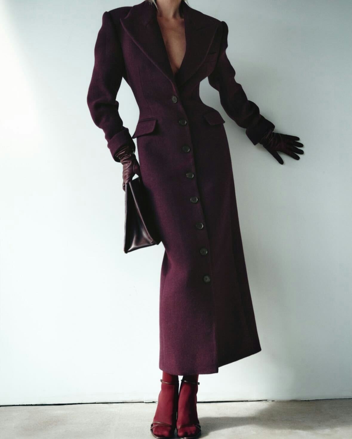 Elsa Hosk&rsquo;s plunging dresses included belly button Cutouts, sheer fabric, and padded shoulders