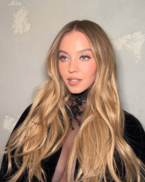 Sydney Sweeney blonde wavy hair