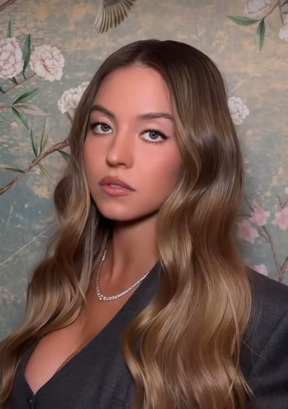 Sydney Sweeney’s “Dark Suede Blonde” Hair Is Perfect For Winter