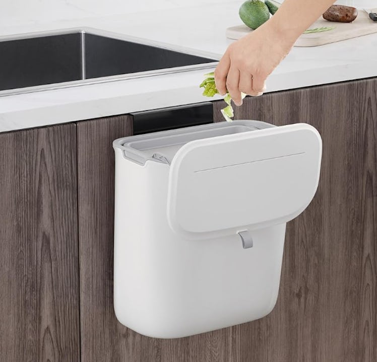 SONGMICS Hanging Kitchen Trash Can