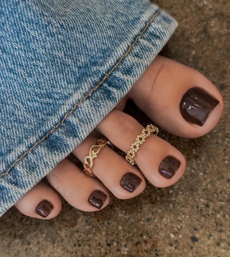 Chic Toe Nails for Winter 2025