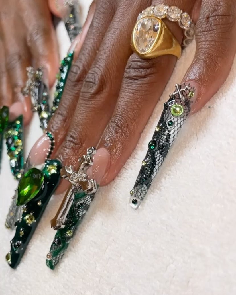 Cynthia Erivo arrived at the Australia premiere of ‘Wicked’ with XXL emerald green nails with rhines…