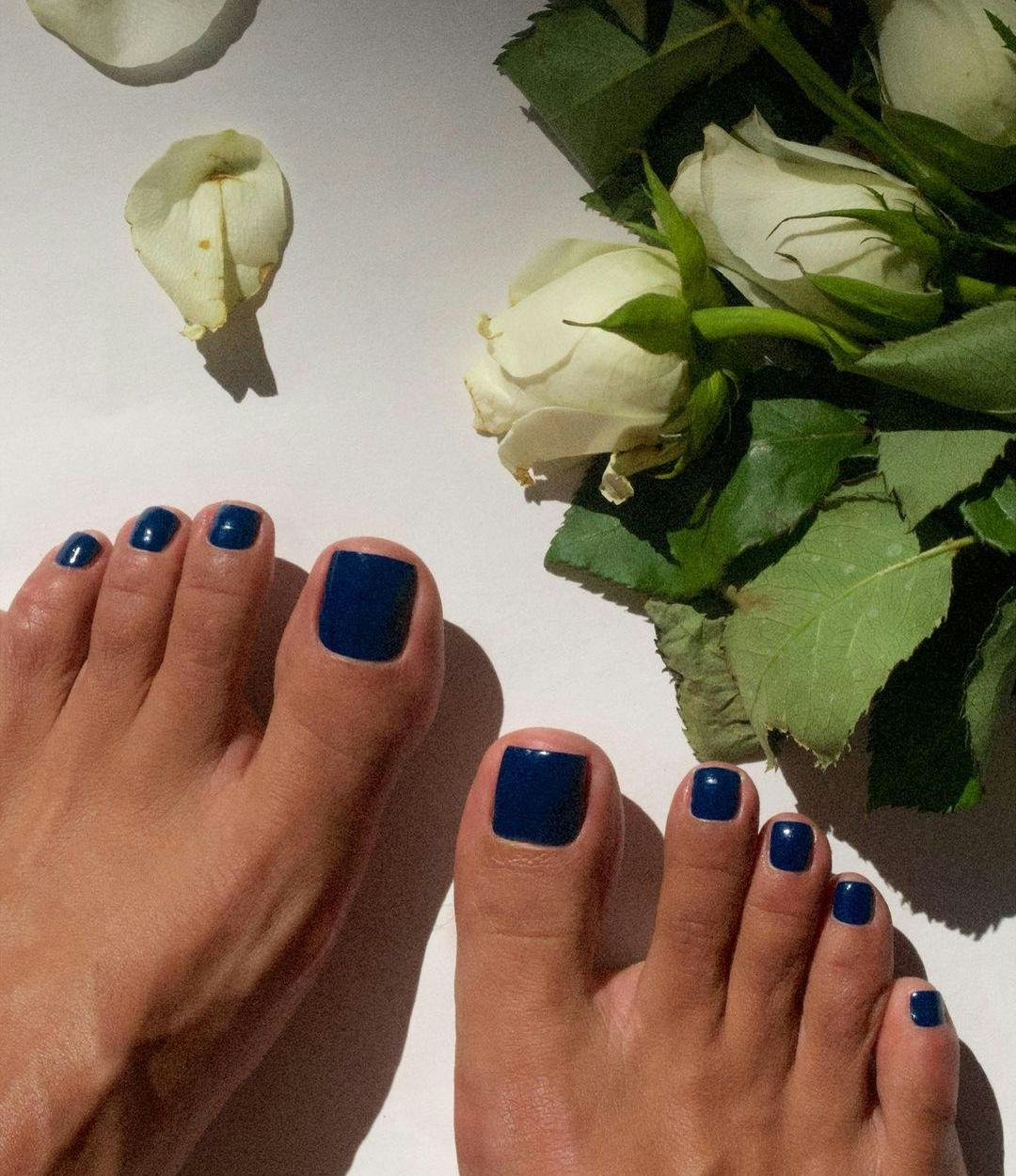 Navy blue pedicures are on-trend for winter 2025.