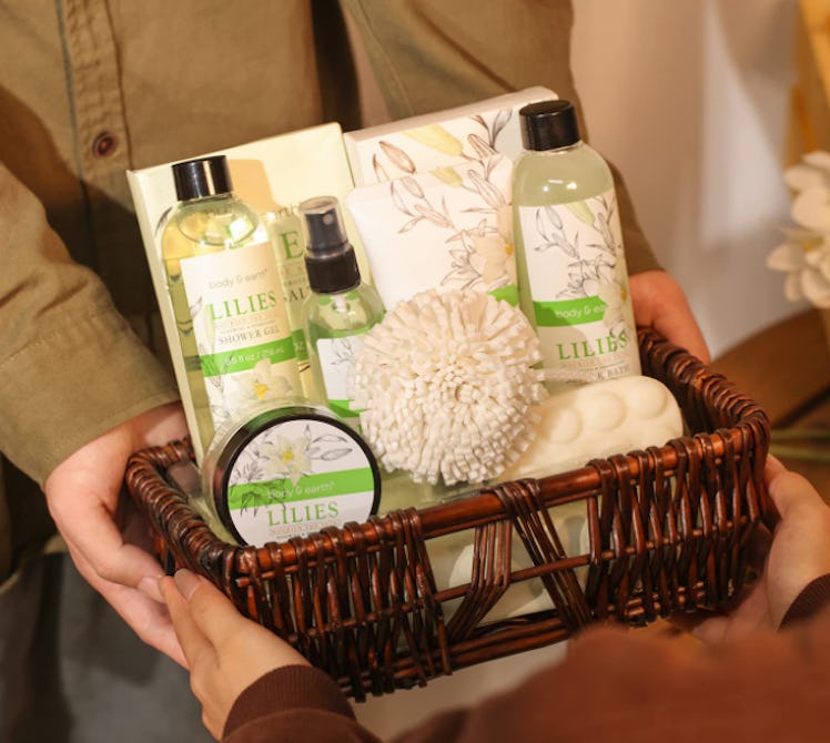 BODY & EARTH Spa Self Care Basket