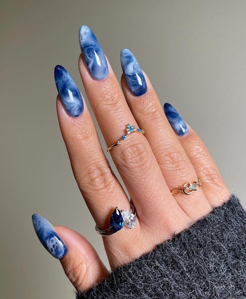 Here are 12 sapphire blue nail art ideas to try for winter 2025.