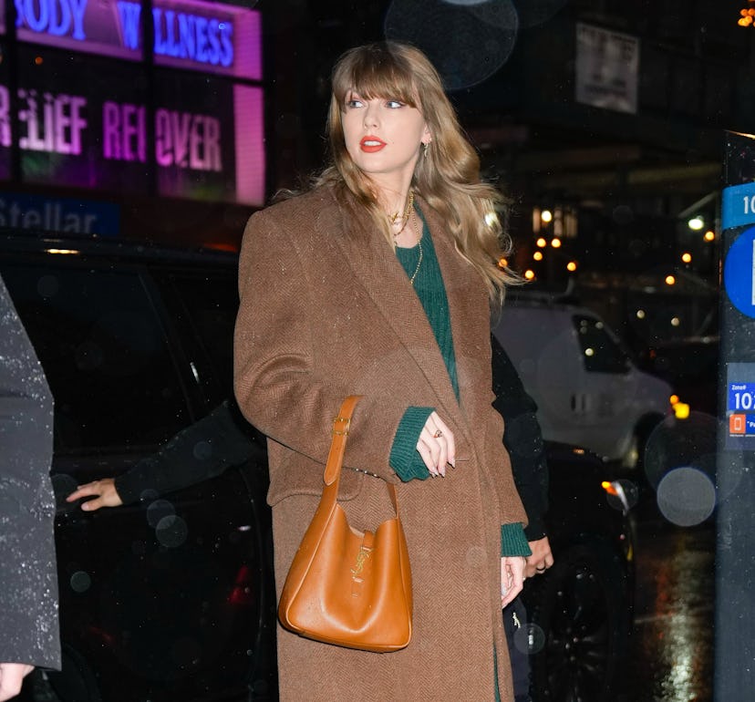 Taylor Swift wearing Saint Laurent’s Le 5 a 7 hobo bag.
