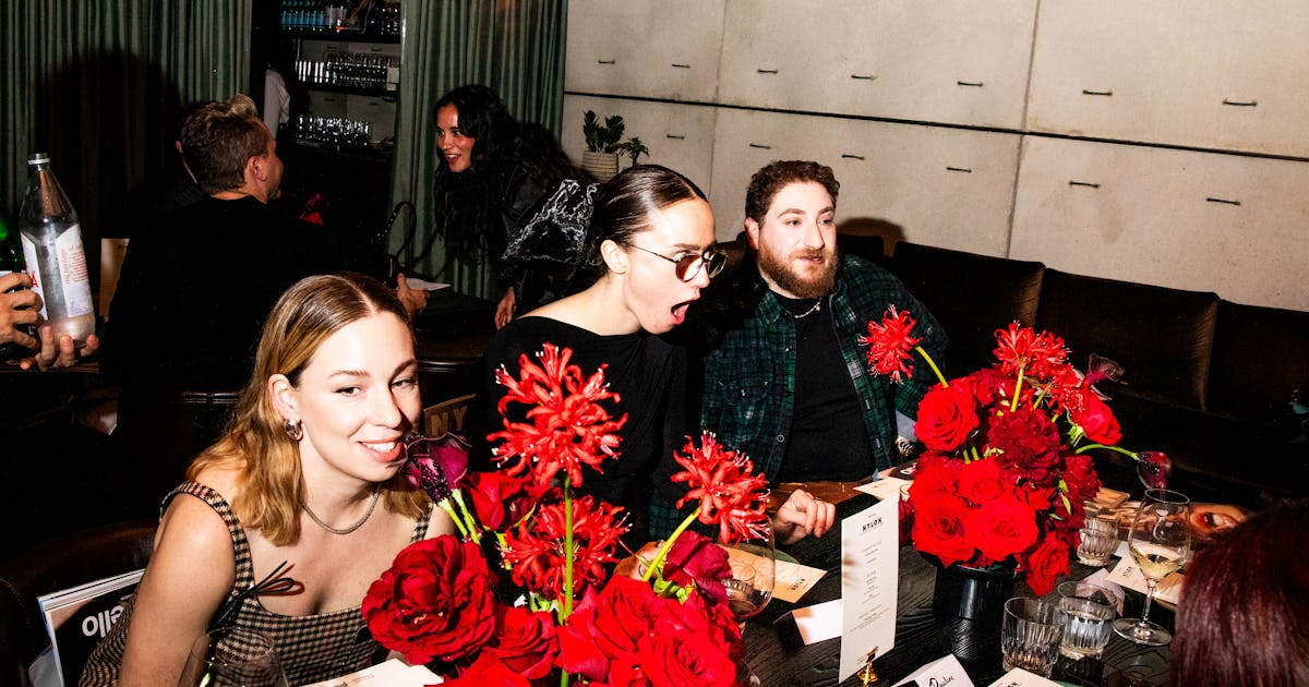 NYLON 与 Ella Emhoff、Pauline Chalamet 等人举办仅限朋友的晚宴