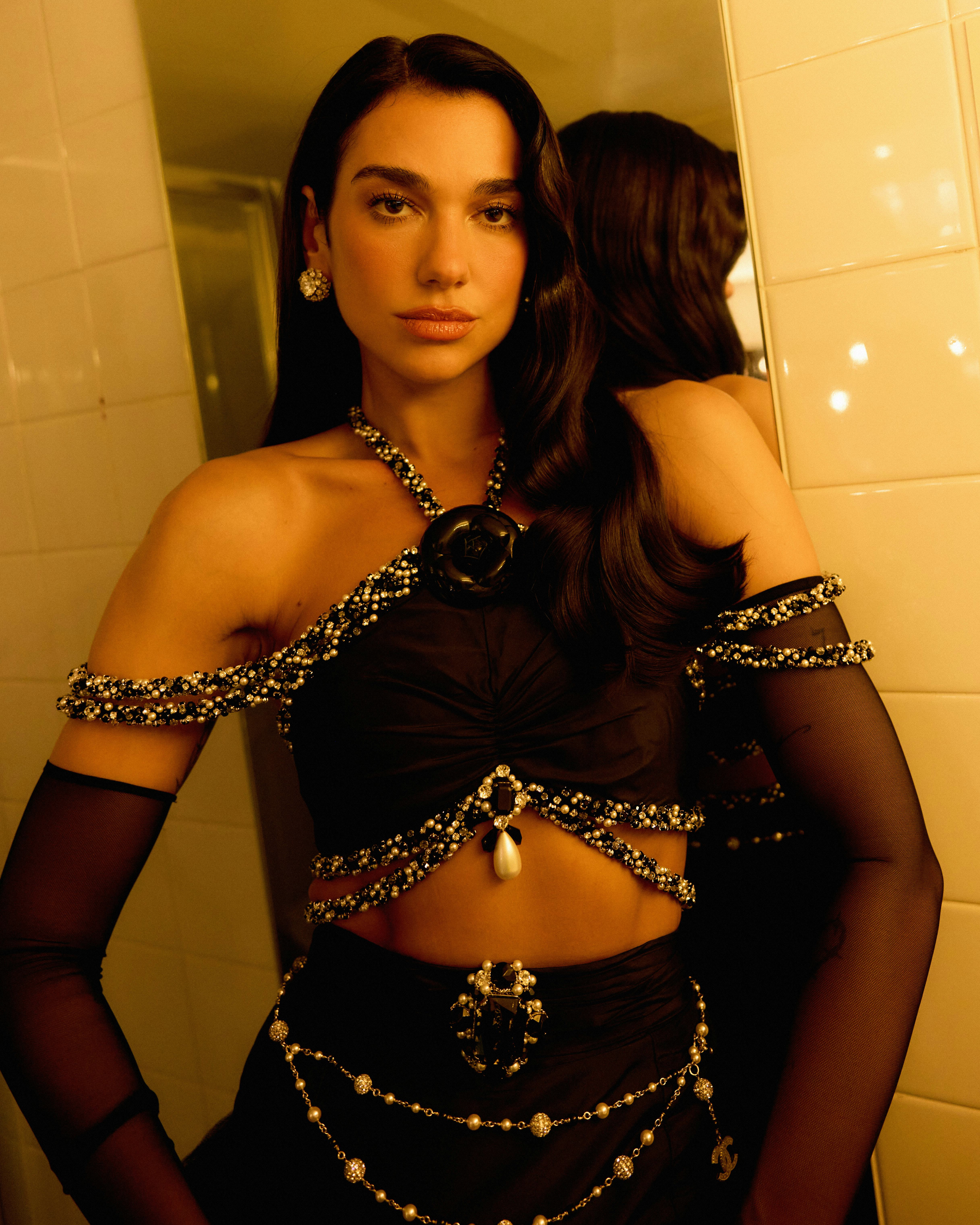 CHANEL 31 RUE CAMBON ファッションマガジン★DUA LIPA 📸|New photos of Dua Lipa for the CHANEL 25 handbag! 🤍 #dualipa
