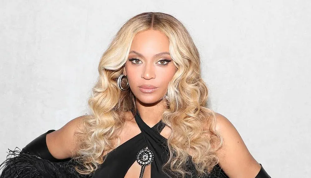 Beyoncé Wore A Cropped White Jacket In Christmas Special Teaser
