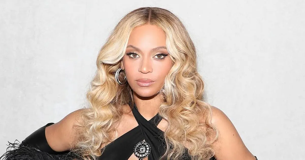 Beyoncé Wore A Cropped White Jacket In Christmas Special Teaser