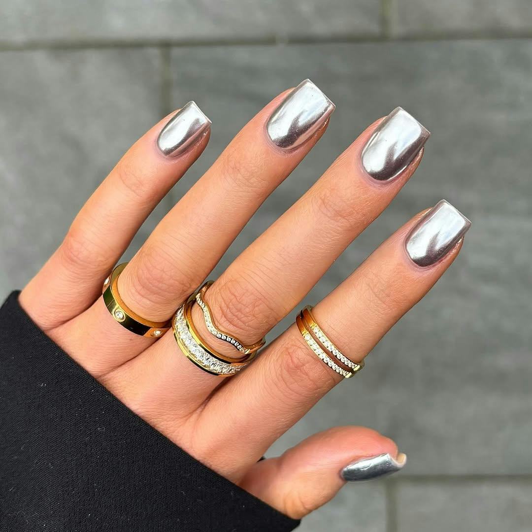 Silver chrome nails are a must-try manicure for winter 2025.