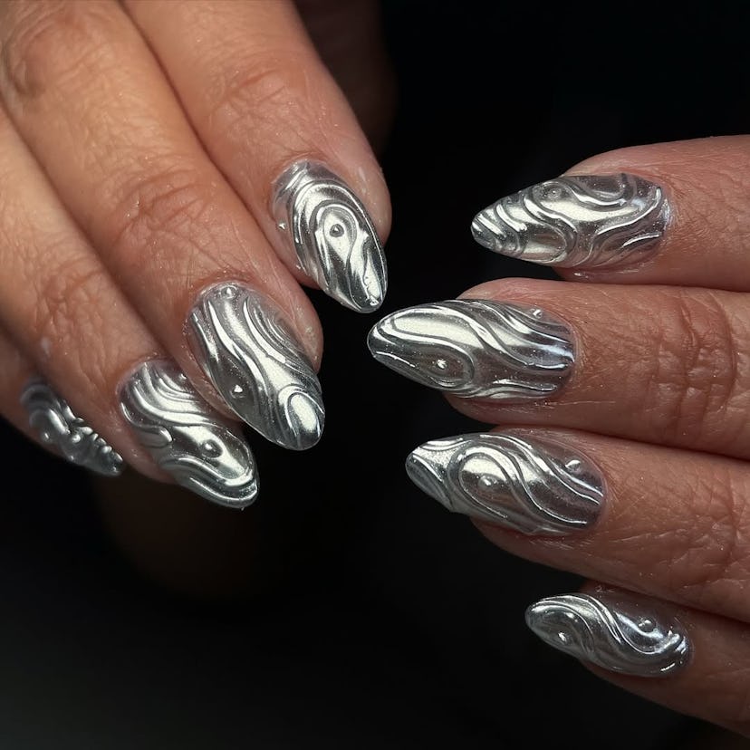Silver chrome nails are on-trend for winter 2025.