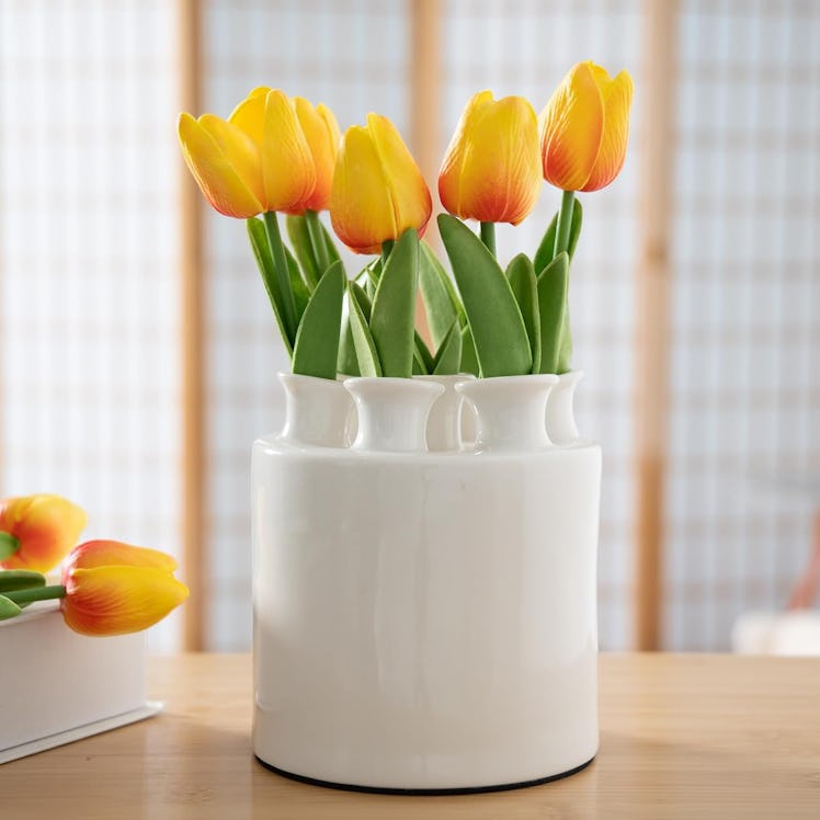 MOUGIGI Ceramic Vase With Tulips