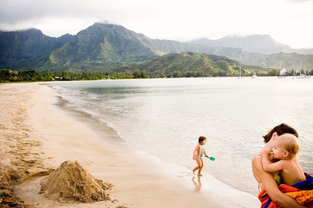 USA, Hawaii, Kauai, mother and two children (18 months-3) on beach