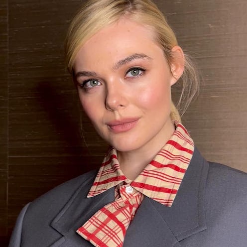 elle fanning low ponytail eyeliner