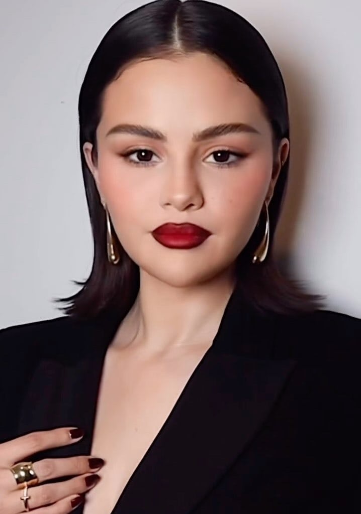 Selena Gomez's Red Ombré Lip Is My Holiday Beauty Inspo, image size:828x1180