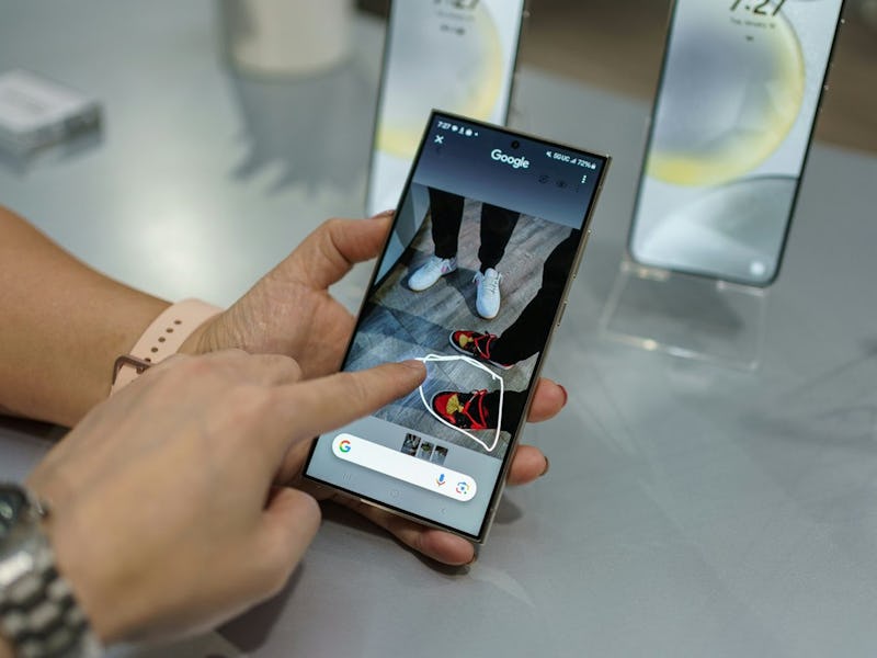Galaxy S24 using Circle to Search AI feature