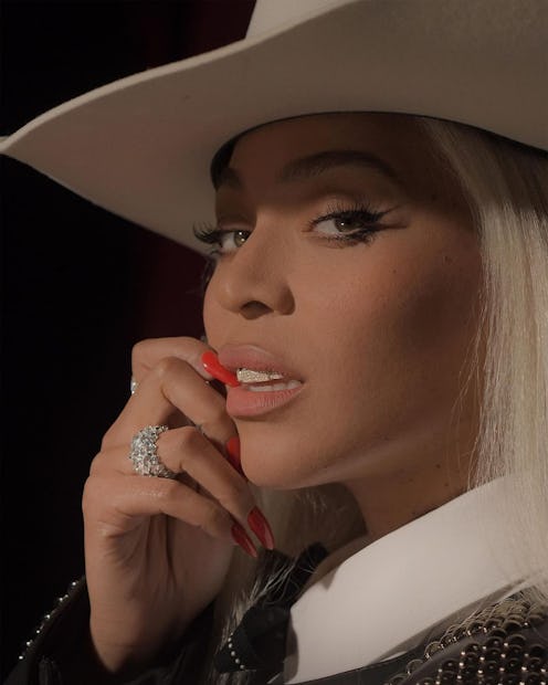 Beyonce country grammys look red nails