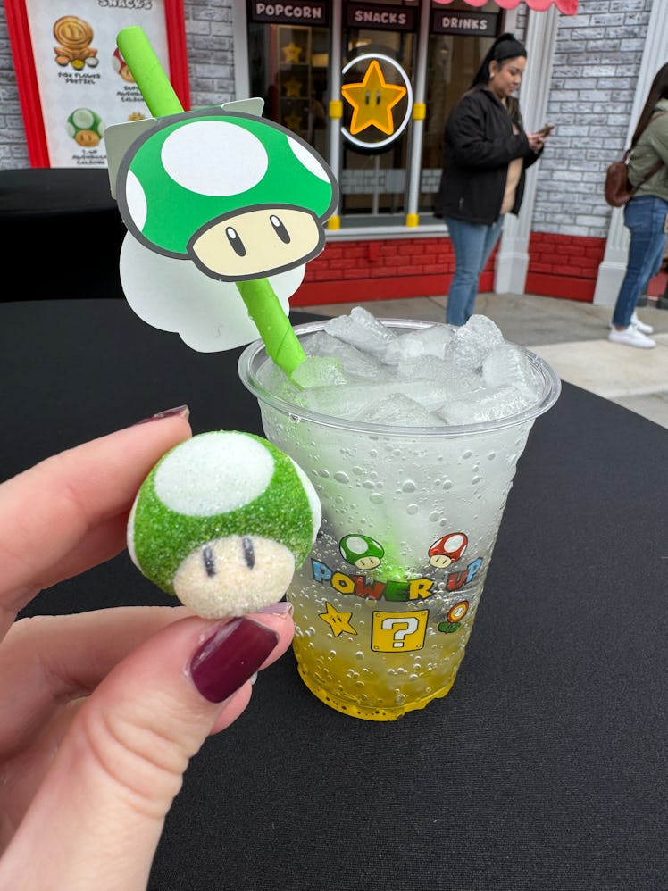 I tried the 1-Up Fizz at the Super Nintendo World Power Up Cafe. 
