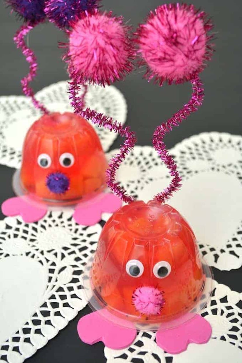 Love bug snack cup, a cute Valentine's Day classroom snack idea