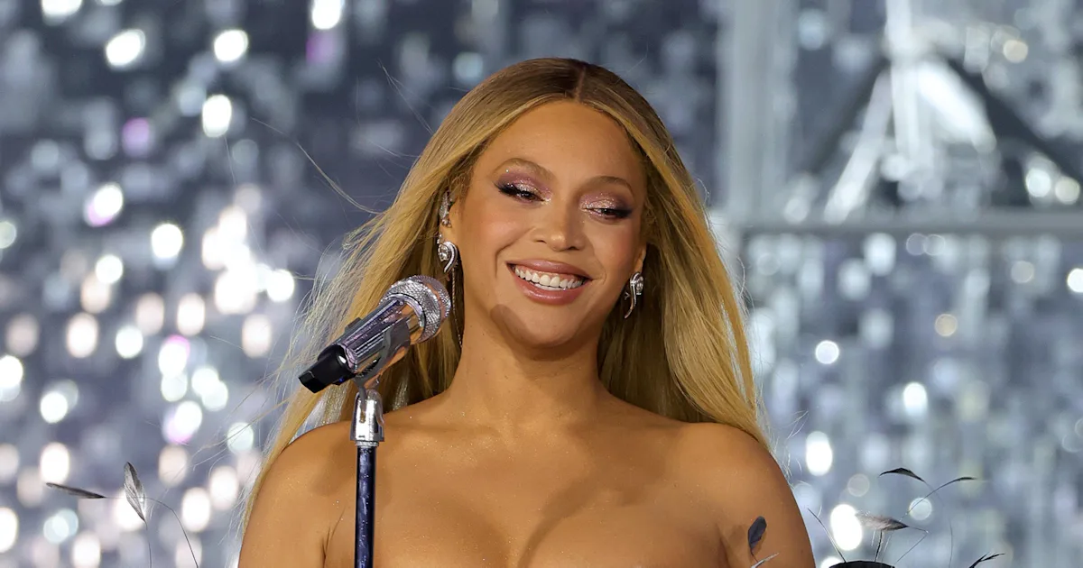 Beyonc Wore Metallic Lingerie On The Album Cover Of Texas Hold Em beyonc-wore-metallic-lingerie-on-the-album-cover-of-texas-hold-em