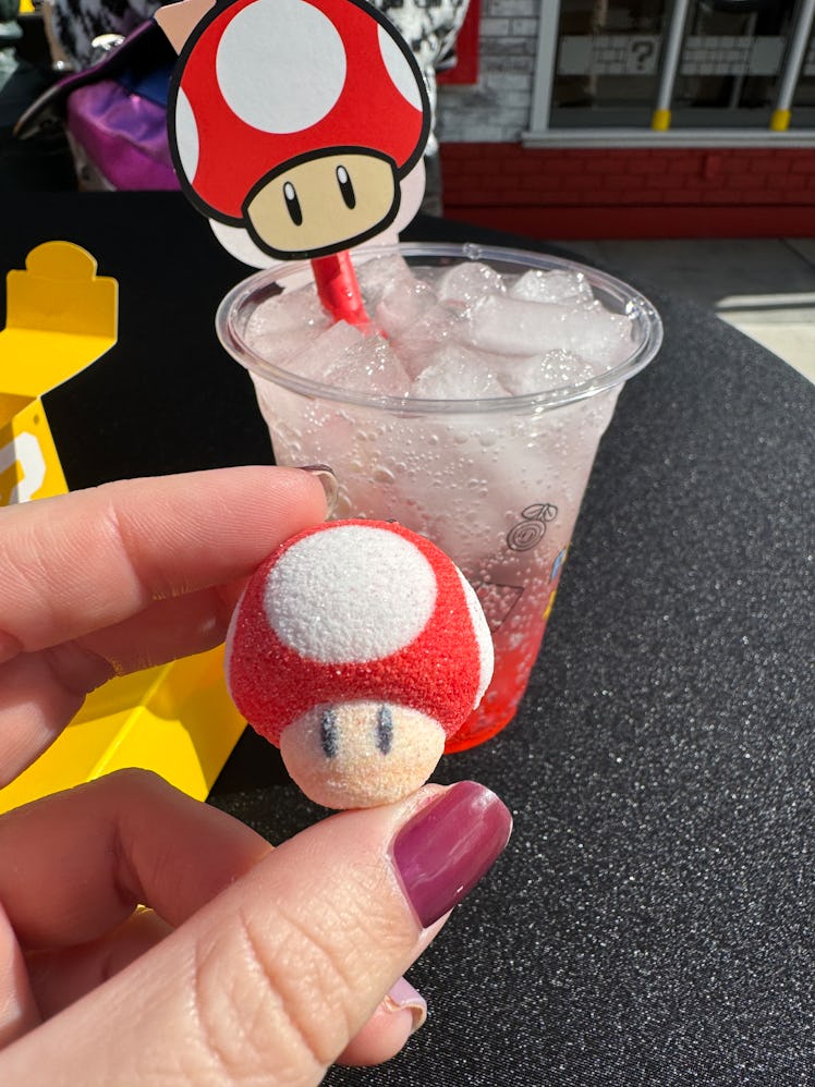 I tried the Super Mushroom Fizz at the Power Up Cafe in Universal Studios Hollywood. 