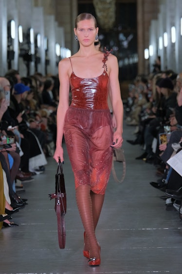Bir model, New York Hazır Giyim Moda Haftası kapsamında Tory Burch RTW Sonbahar 2024'te podyumda yürüyor...
