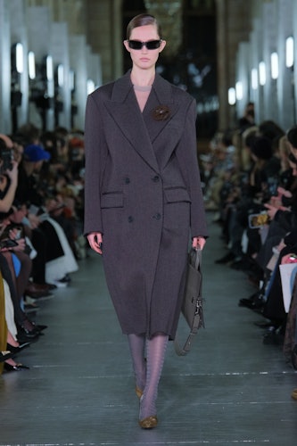 Bir model, New York Hazır Giyim Moda Haftası kapsamında Tory Burch RTW Sonbahar 2024'te podyumda yürüyor...