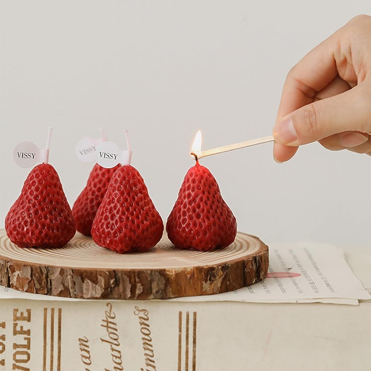 T-shin Strawberry Shaped Scented Candle (4-Pack)