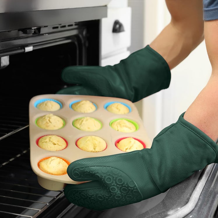 HOMWE Extra Long Silicone Oven Mitts