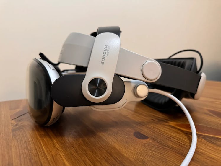 3D printed adapter that connects Apple Vision Pro to BoboVR's head strap for Meta Quest 3