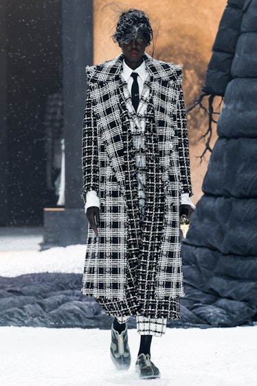 Bir model, Thom Browne Hazır Giyim Sonbahar/Kış 2024-2024 defilesi sırasında podyumda yürüyor...