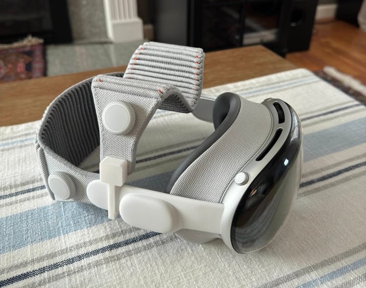 A 3D printed accessory that combines two Solo Knit bands into one head strap.