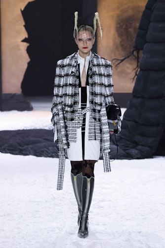 Bir model, New York Moda Fuarı sırasında The Shed'deki Thom Browne Sonbahar 2024 defilesinde podyumda yürüyor...