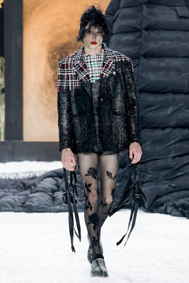 Bir model, Thom Browne Hazır Giyim Sonbahar/Kış 2024-2024 defilesi sırasında podyumda yürüyor...