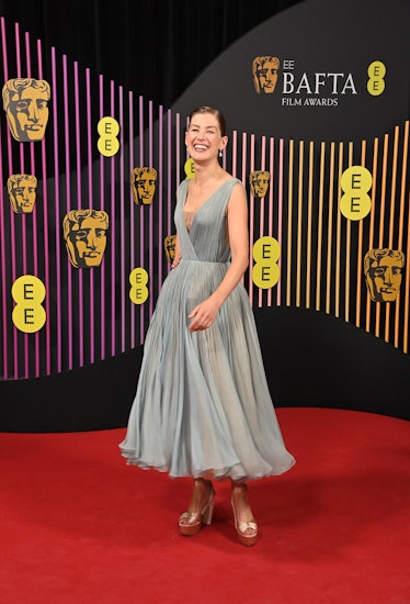 Rosamund Pike, 18 Şubat 2024'te Royal Festival Hall'da düzenlenen EE BAFTA Film Ödülleri 2024'e katılıyor...