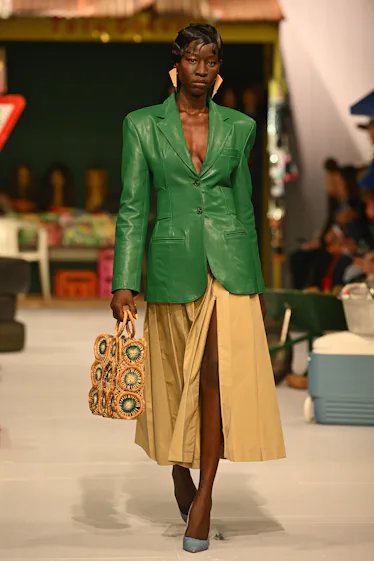 Bir model, Şubat 2024 Londra Moda Haftası sırasında BFC'de düzenlenen Tolu Çoker defilesinde podyumda yürüyor ...