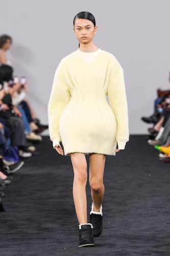 Londra Hazır Giyim Moda Haftası kapsamında JW Anderson RTW Sonbahar 2024'te podyumdaki model...