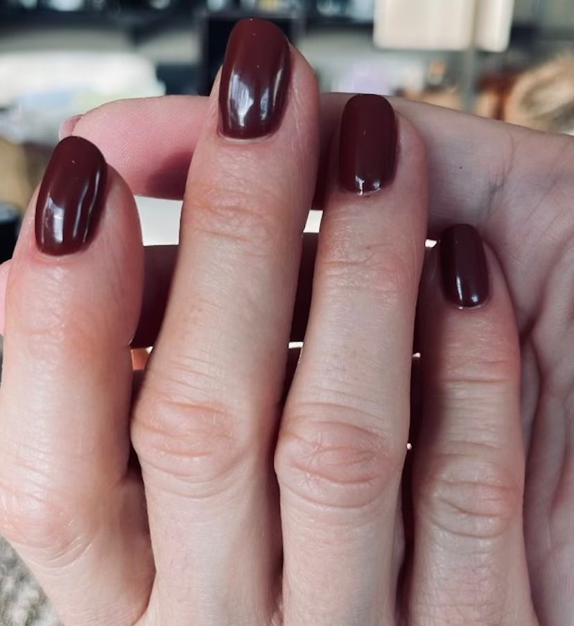 Jennifer Aniston dark red nails
