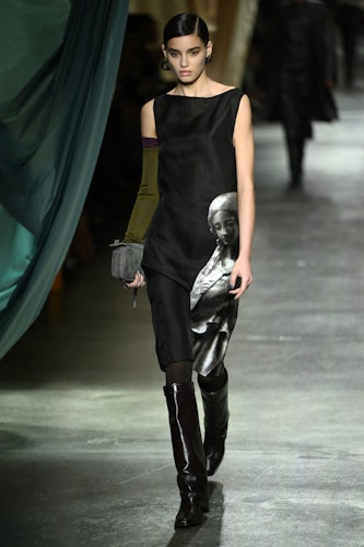 Bir model, Milano Moda Haftası Kadın Giyim Sonbahar Fendi koleksiyonu gösterisi sırasında podyumda yürüyor...