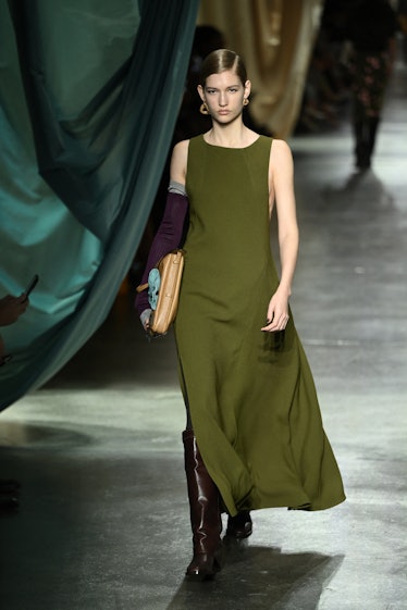 Bir model, Milano Moda Haftası Kadın Giyim Sonbahar Fendi koleksiyonu gösterisi sırasında podyumda yürüyor...