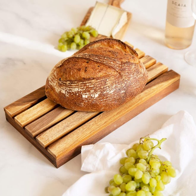 Villa Acacia Wood Bread Board Tray With Handle﻿