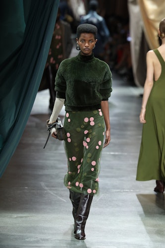 Bir model, Milano Moda Haftası sırasında sonbahar/kış kadın modasına yönelik Fendi defilesinde podyumda yürüyor.