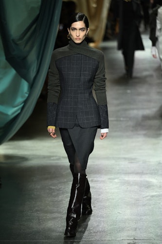Bir model, Milano Moda Haftası sırasında sonbahar/kış kadın modasına yönelik Fendi defilesinde podyumda yürüyor.