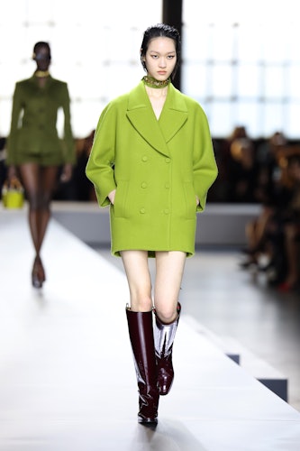 Bir model, Milano Moda Haftası sırasında düzenlenen Gucci Kadın Sonbahar-Kış 2024 defilesinde podyumda yürüyor...