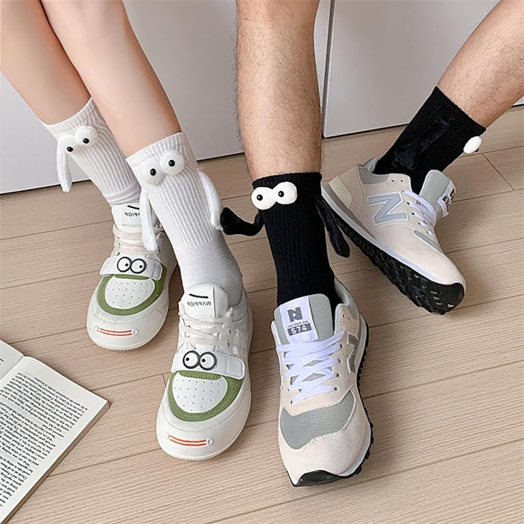 Smilelife Magnetic Holding Hands Socks (2-Pairs)