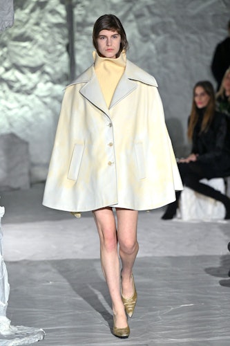 Bir model, Milano Moda Haftası sırasında sonbahar/kış kadın modasına yönelik Marni defilesinde podyumda yürüyor.