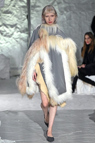     Bir model, Milano Moda Haftası sırasında sonbahar/kış kadın modasına yönelik Marni defilesinde podyumda yürüyor.