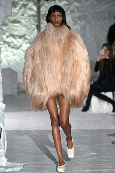 Bir model, Milano Moda Haftası sırasında sonbahar/kış kadın modasına yönelik Marni defilesinde podyumda yürüyor.