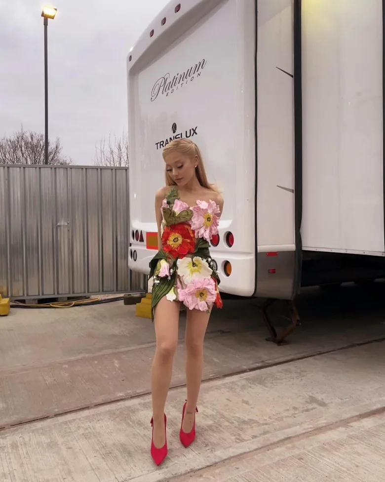 mini dress ariana grande Ariana Grande Effortlessly Owns the Tweed Trend in a Chanel Mini Dress
